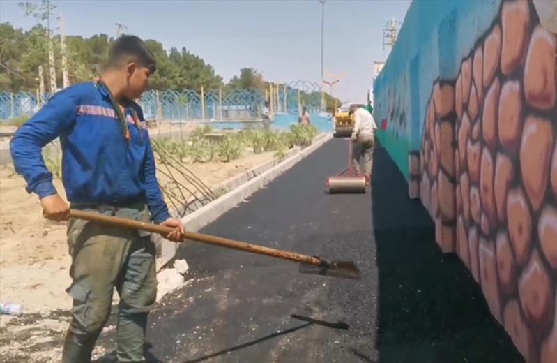 عملیات روكش آسفالت كنار گذر خط ریل آهن اجرا شد