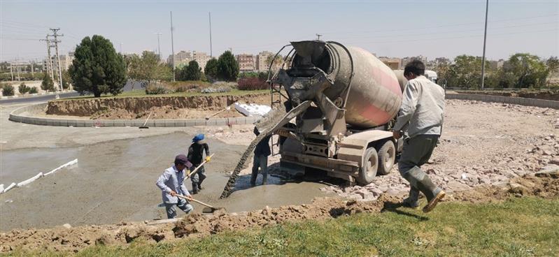 ادامه عملیات بتن ریزی دور برگردان ضلع شرقی میدان شهید آبشناسان