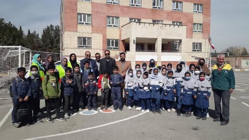 ترویج فرهنگ درختكاری در بین دانش آموزان دیار كریمان
